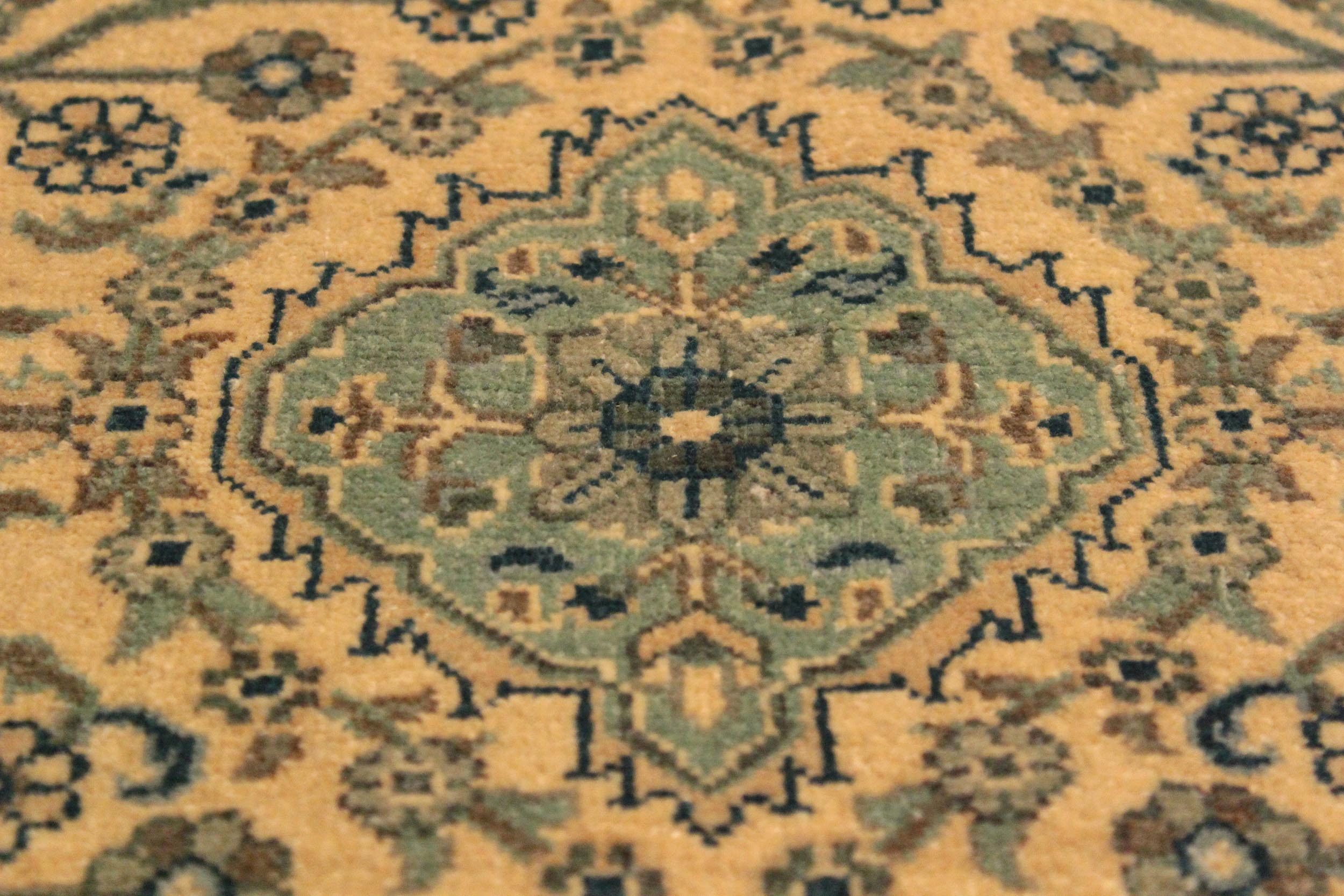handmade Traditional Design Ivory Lt. Green Hand Knotted RECTANGLE 100% WOOL area rug 4' x 6'